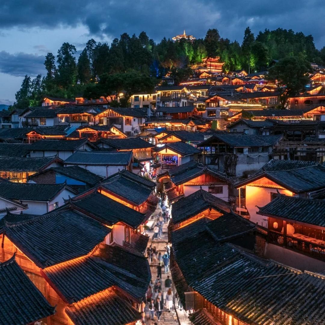 Arrive in Lijiang, check into a boutique inn in the ancient town, and begin with an evening field study of the night economy—observing commercial flow, lighting design, and visitor behavior patterns firsthand.