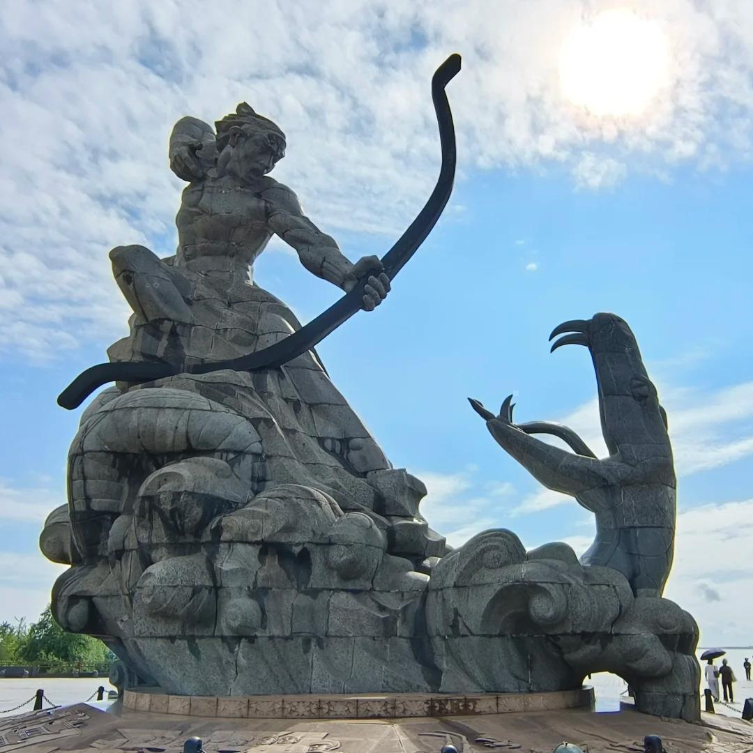Climb Yueyang Tower to view Dongting Lake water, taste the most authentic lake fresh food and steamed shrimp, and feel the fresh and spicy code of the "Land of Fish and Rice".