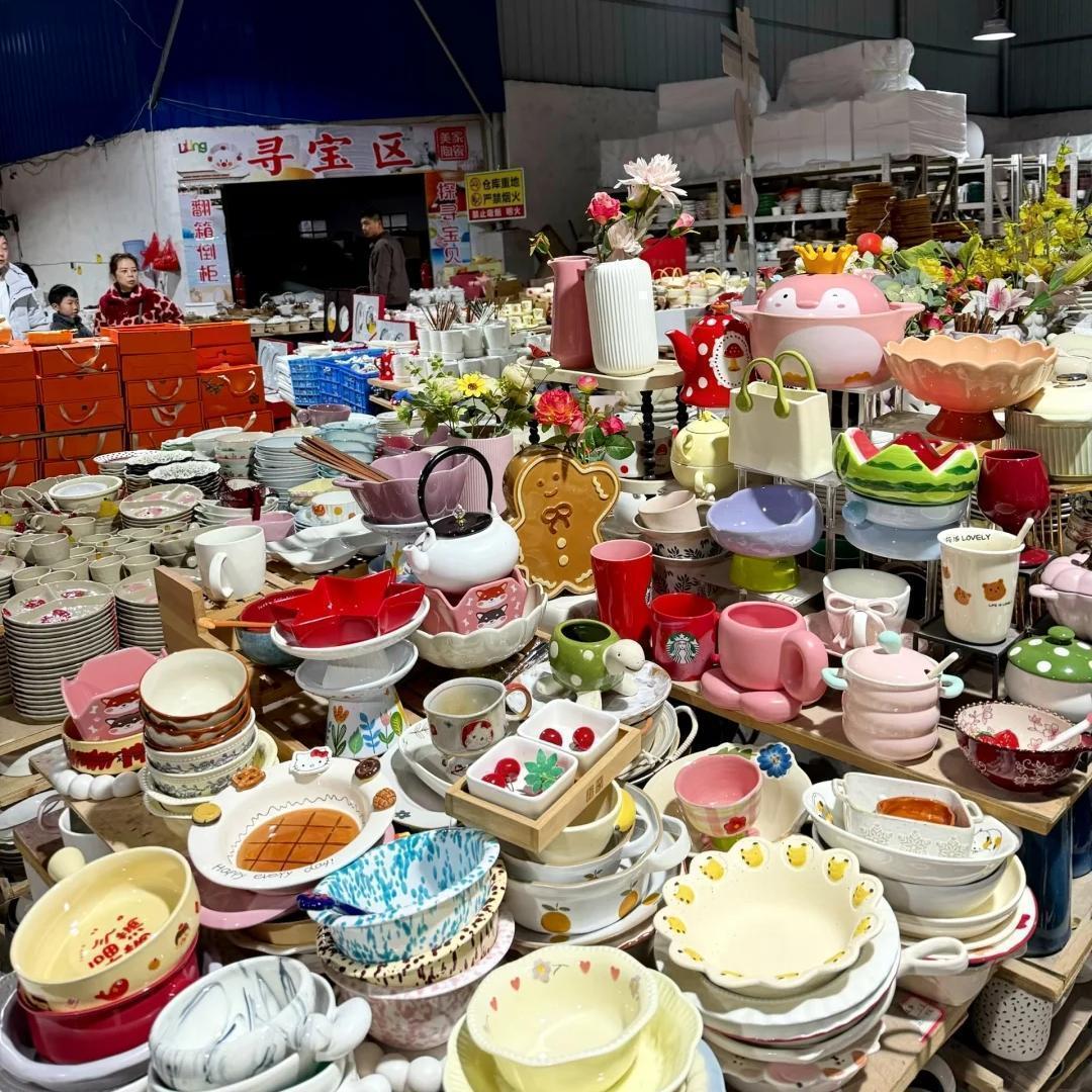 Go deep into the Porcelain City, experience the fun of "treasure hunting", slurp a bowl of authentic Liling fried rice noodles, take away a soy-braised duck, and return with a full load.