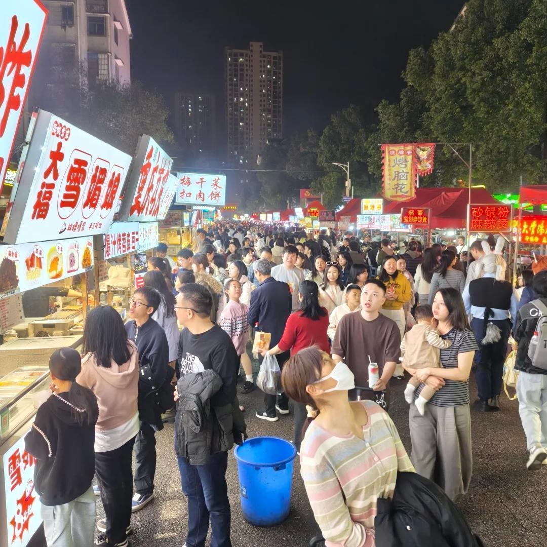 Start the morning with a bowl of authentic Changsha rice noodles, finally check in at Yangfan Night Market, and return with the spicy memory of Hunan.