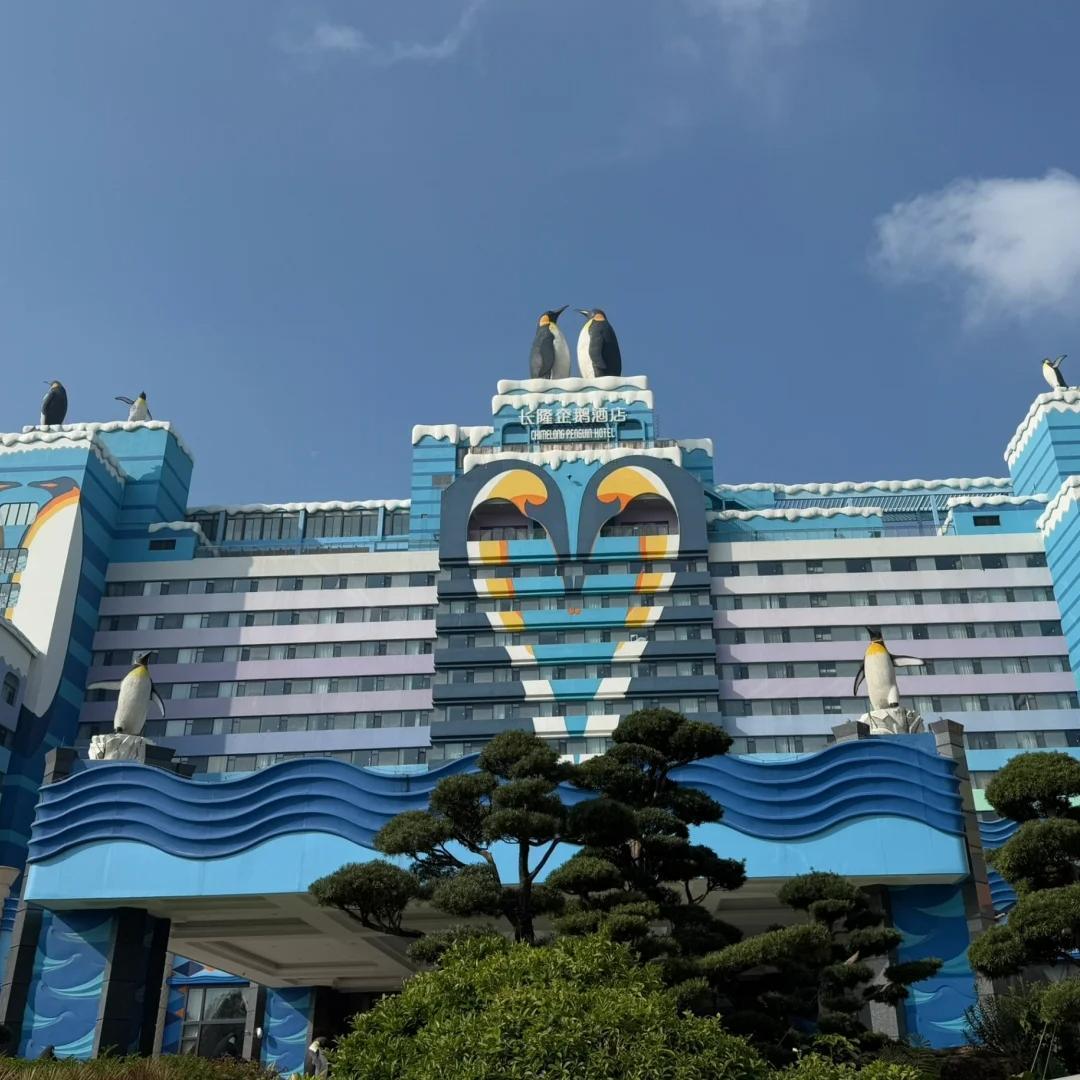 Choose a park based on interest in the morning, easily transfer to Zhuhai in the afternoon, check into the polar-themed Penguin Hotel, and watch the Ocean Kingdom fireworks from the hotel observation deck at night.