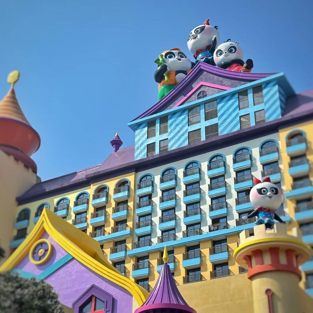 Arrive at Guangzhou Chimelong resort, check into the child-friendly Panda Hotel, check out animal-themed decorations in the hotel, and easily start the holiday.