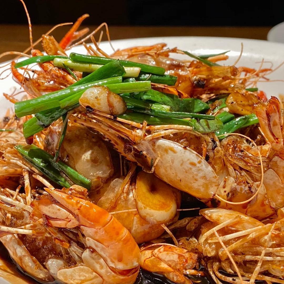 Arrive in Hangzhou, head straight to the local-favorite night market, awaken taste buds with oil-braised shrimp and roast chicken, and take a night canal tour to feel the tranquility of the Jiangnan water town.
