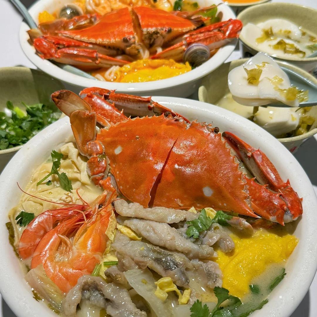Visit Tianyi Pavilion, China's oldest private library, and finally eat a bowl of Moss Rice Cake or seafood noodles at a local eatery, returning with the fresh memory of Zhejiang.