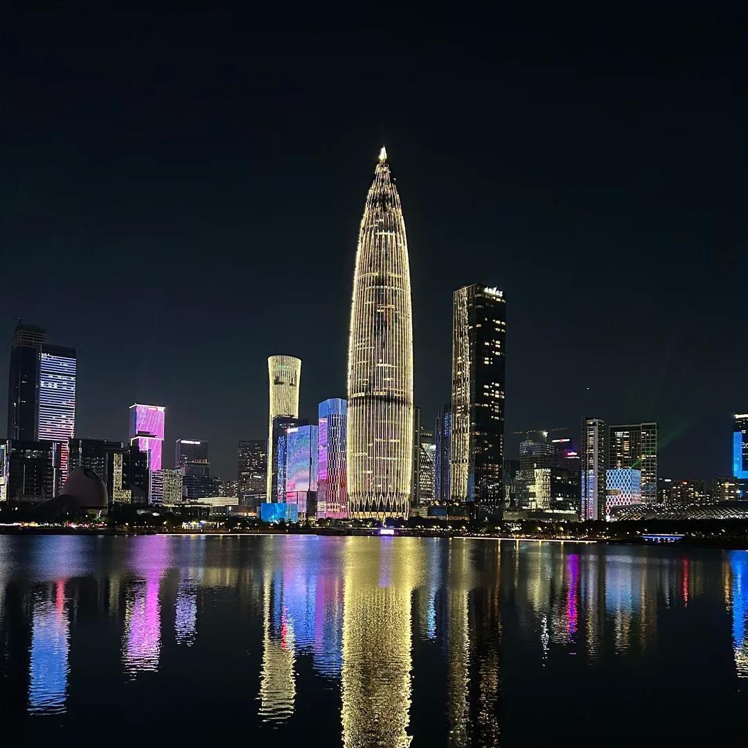 Arrive in the innovation capital, check into the core business district, take a night tour of Talent Park, and feel the headquarters cluster effect of Greater Bay Area tech enterprises.
