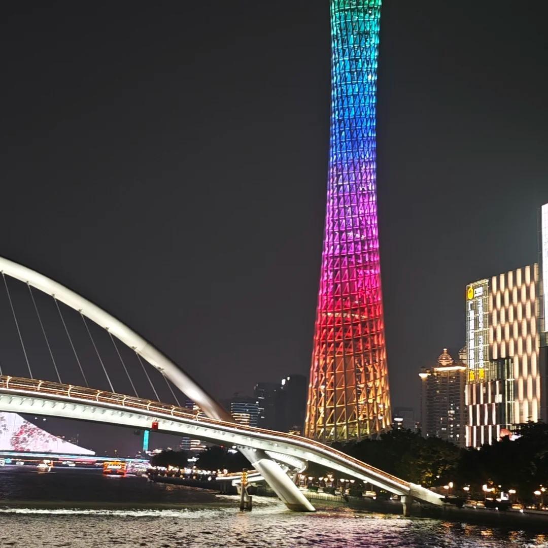Land in the Flower City and head straight to the heart of the city - Zhujiang New Town. After checking into a high-end hotel in the core area, take an evening boat cruise on the Pearl River, admiring the dazzling lights along both banks, getting your first taste of modern Guangzhou's charm and vitality.
