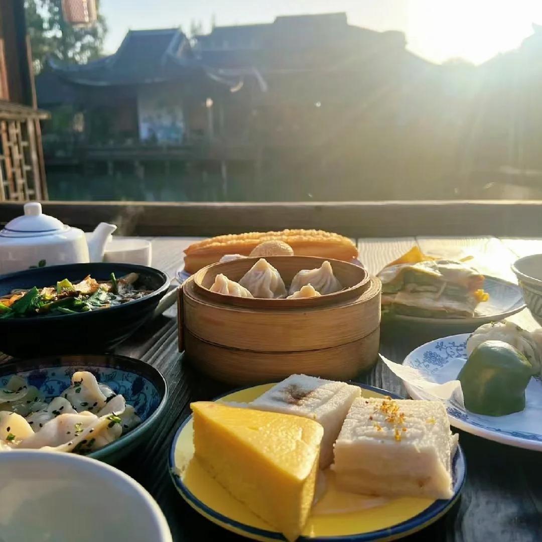 Enjoy the exclusive West Scenic Zone "Morning Tea Experience" only available to inn guests. Have a bowl of lamb noodles at the water market. Return to Hangzhou in the afternoon, free exploration of Hefang Street in the evening to discover time-honored snacks.