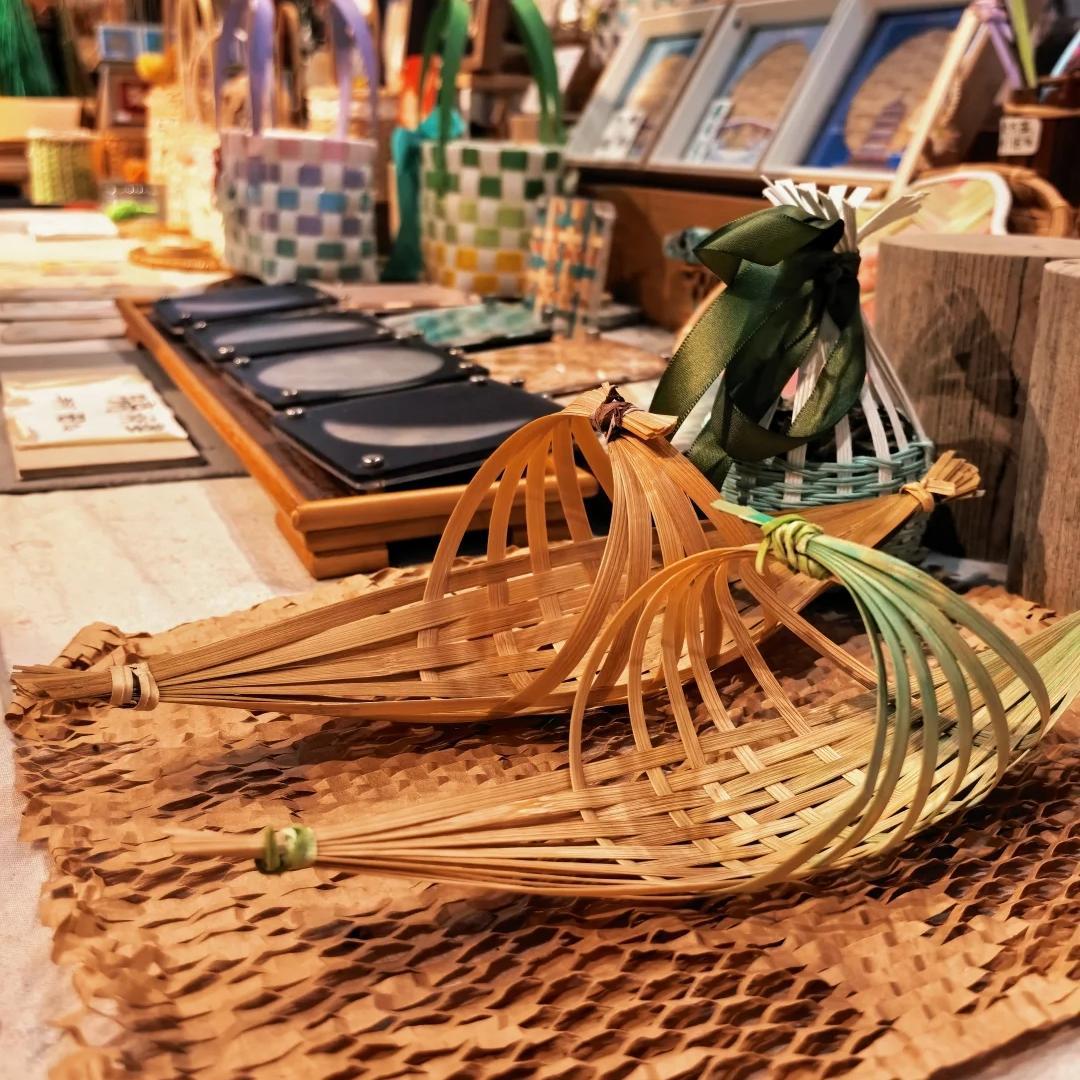 Explore the UNESCO-listed Beijing-Hangzhou Grand Canal, visit the Umbrella Museum or Fan Museum, understanding the craftsmanship spirit of Jiangnan. End your journey with wonderful memories.