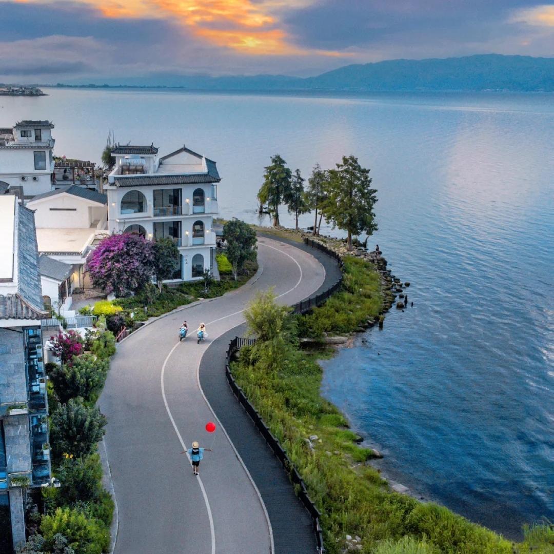 Take the high-speed train to Dali, beginning the Erhai Lake circuit. Experience cycling at the Panxi Village S-bay, explore Xizhou Ancient Town, taste the flaky "pisa" pastry, and appreciate Bai residential architecture.