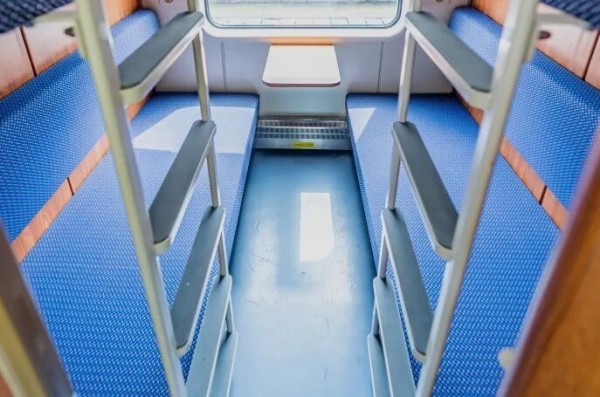 Panoramic viewing car with floor-to-ceiling windows