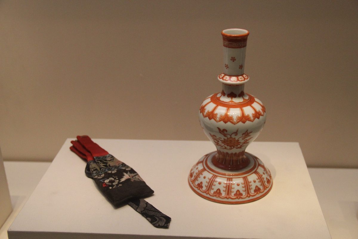 Qing-dynasty porcelain vase with iron-red decoration, Shanghai Museum