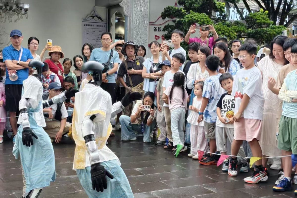 机器狗在户外园区巡游，地面为硬质铺装
