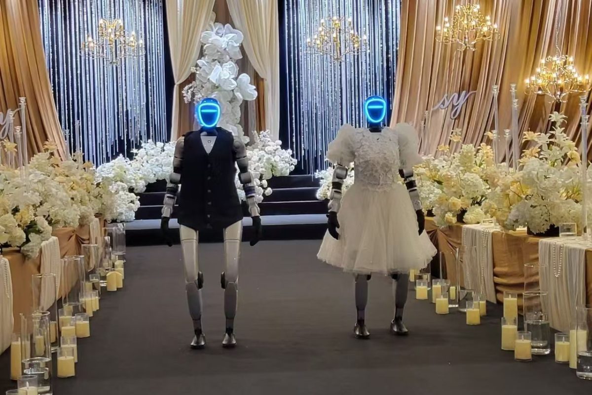 庆典花门前的迎宾机器人