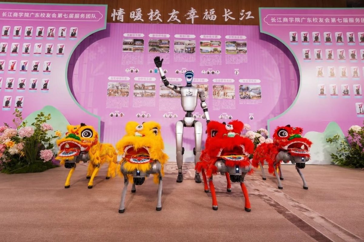 机器人穿戏曲服装在舞台上演出：服化道要在报批前定稿