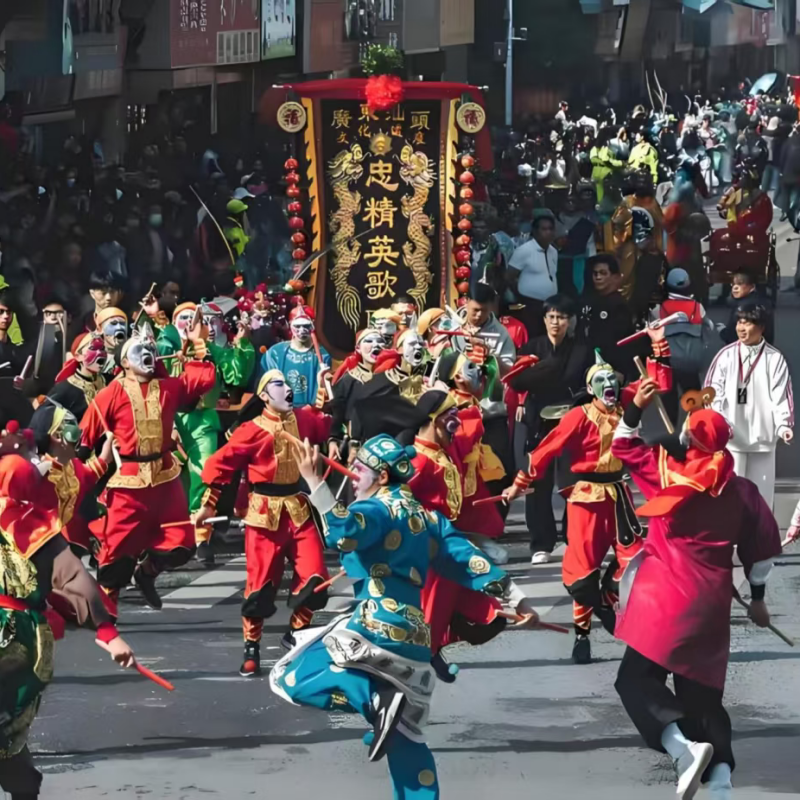 Explore the millennium-old Chaozhou Ancient City. Cross the ancient Guangji Bridge. Private Session: Watch or learn the Yingge Dance moves. Night walk along Paifang Street.