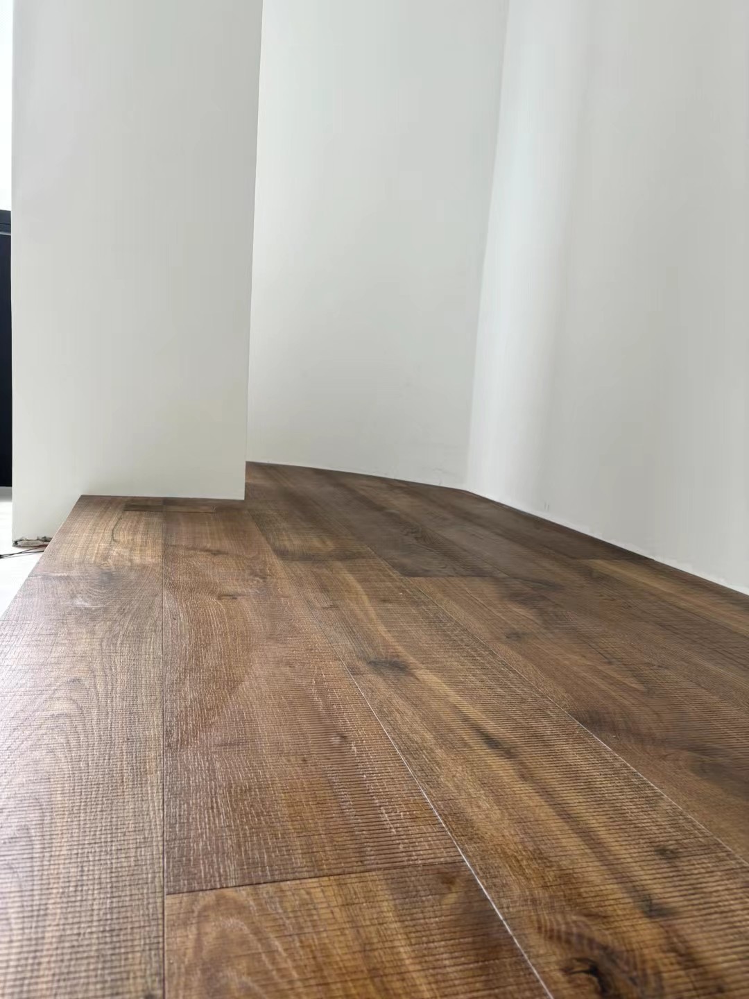  AC-09 OAK 3-LAYER-Long Plank Flooring installed in Milan Urban  Residence