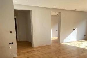 Less Is More: How Medium-Tone Oak Defines a Minimalist Home in Vancouver