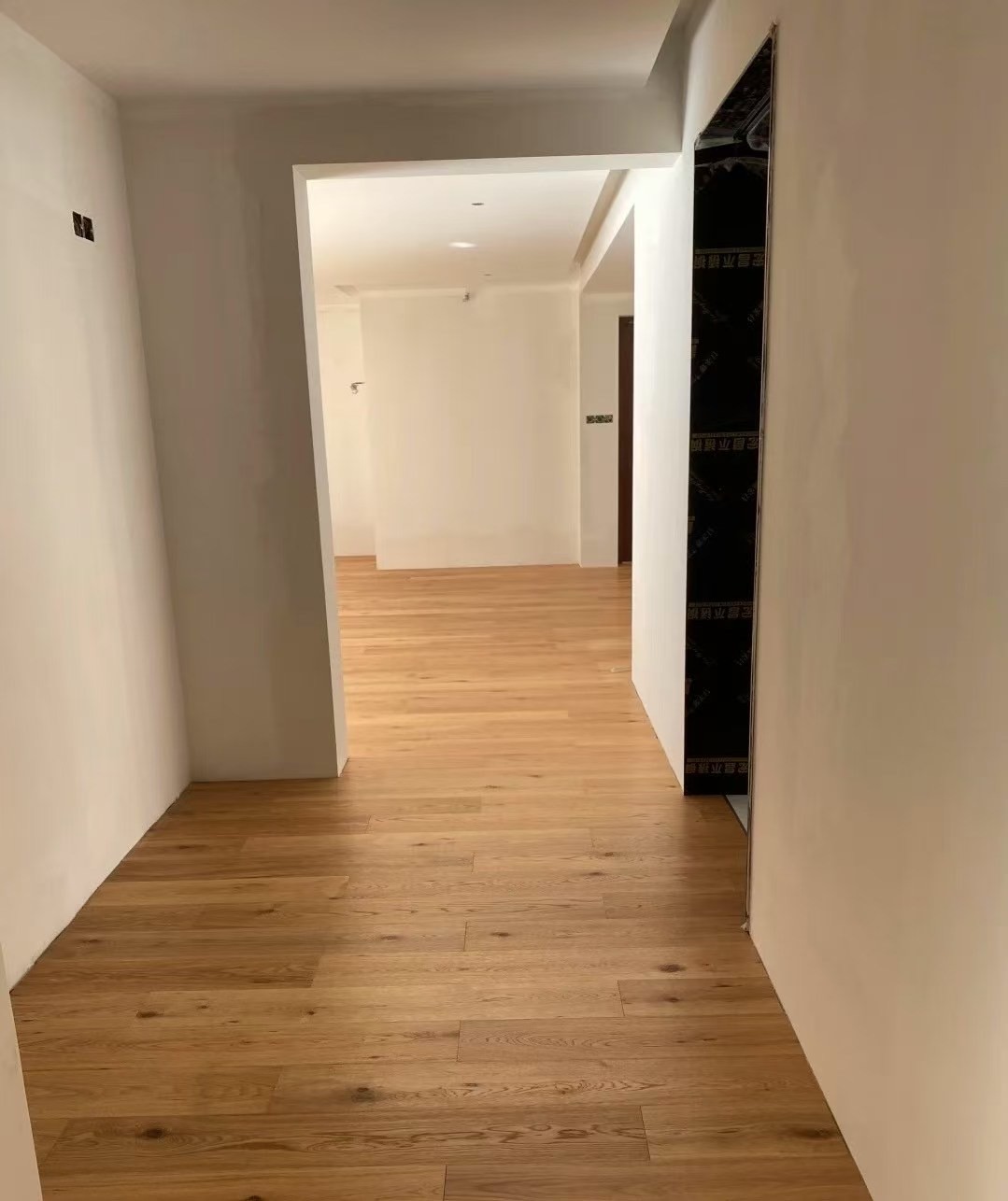 ngineered oak flooring installed in a modern minimalist Vancouver residence, featuring medium-tone brushed UV lacquer finish and extra-long 2200mm planks
