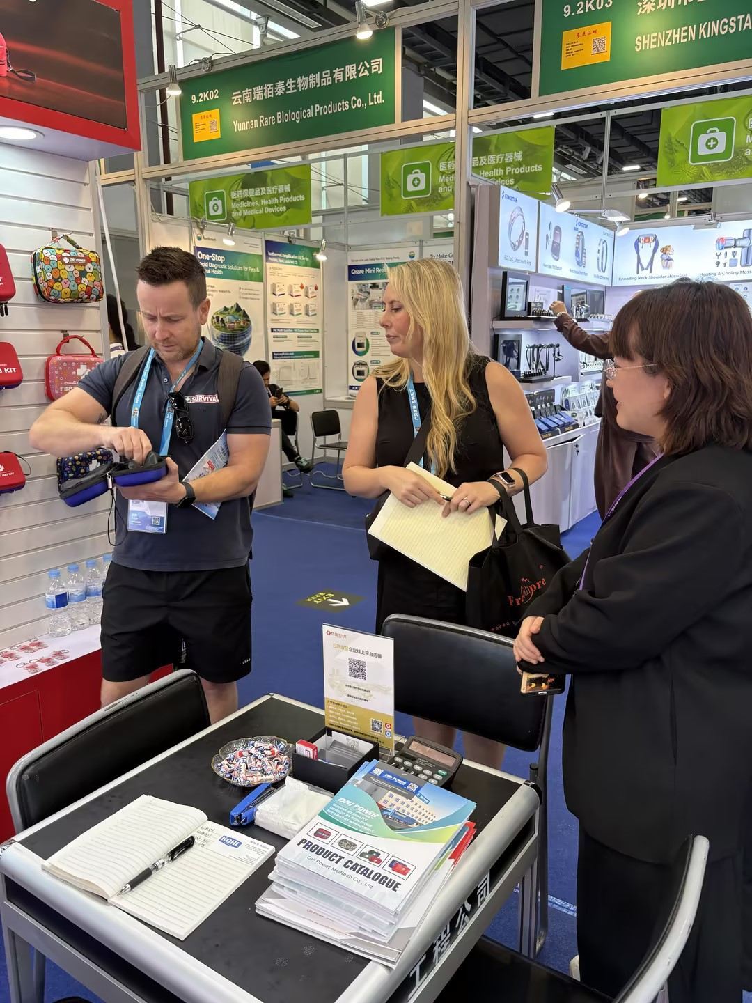 ORI-POWER staff with a customer at the Canton Fair 2026 booth