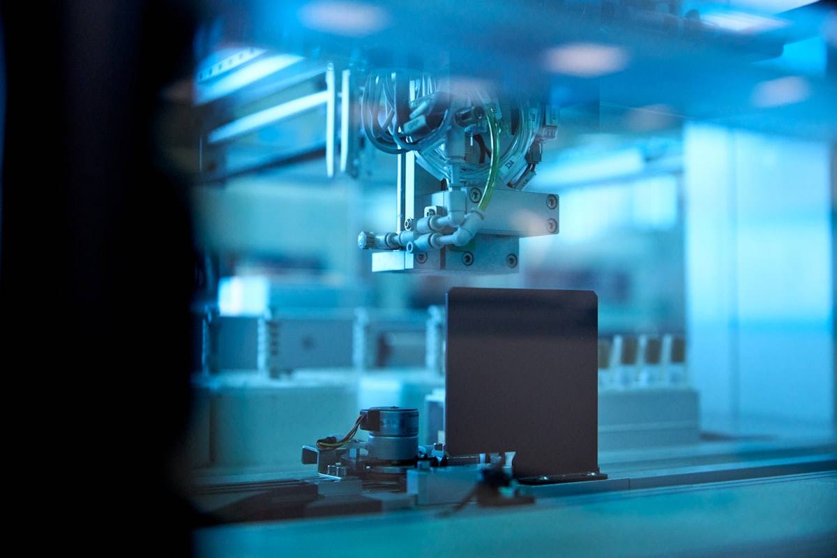 Automated sample handling in a laboratory. Photo: Testalize.me / Unsplash.