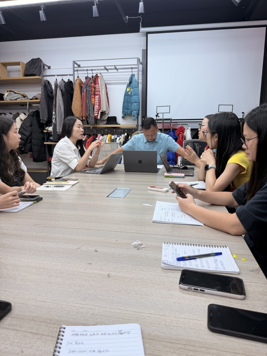 INFULLSAIL sales team at the weekly summary meeting in Dongguan