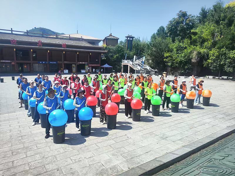 Four teams, one starting line — the drum-mania relay at the opening session