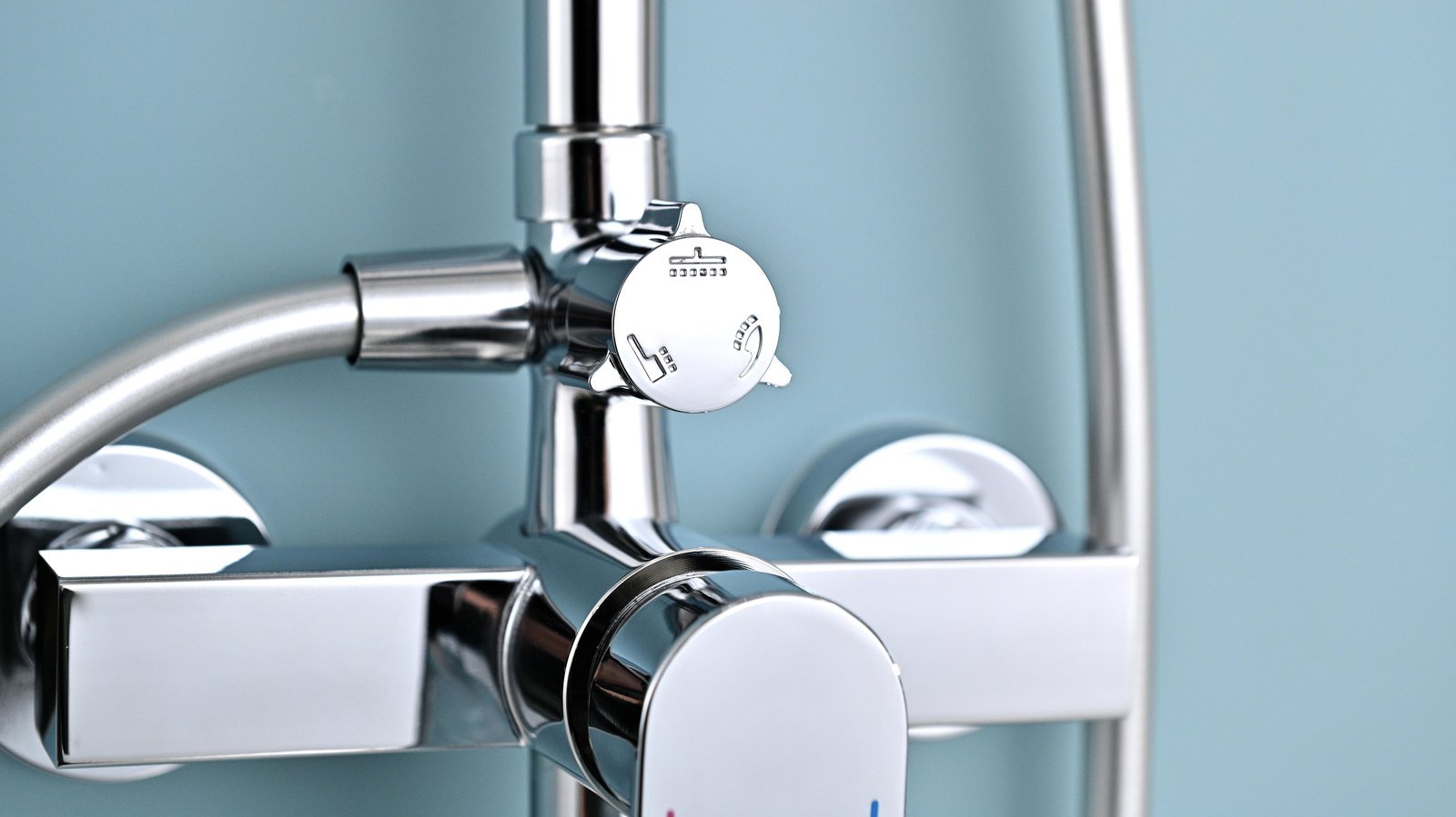 Bottom Tub Spout with Easy Pull-Up Diverter