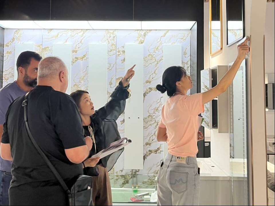 Buyer visit at the OYAQUA showroom during Canton Fair season