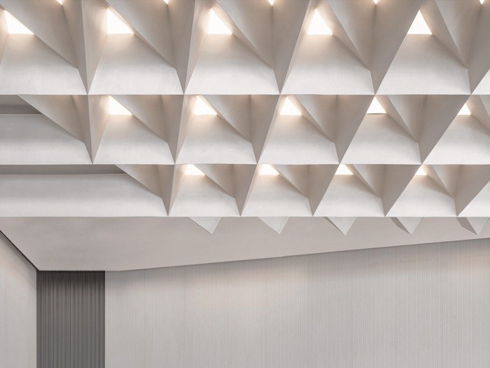 Repeatable modular ceiling panel grid with controlled alignment