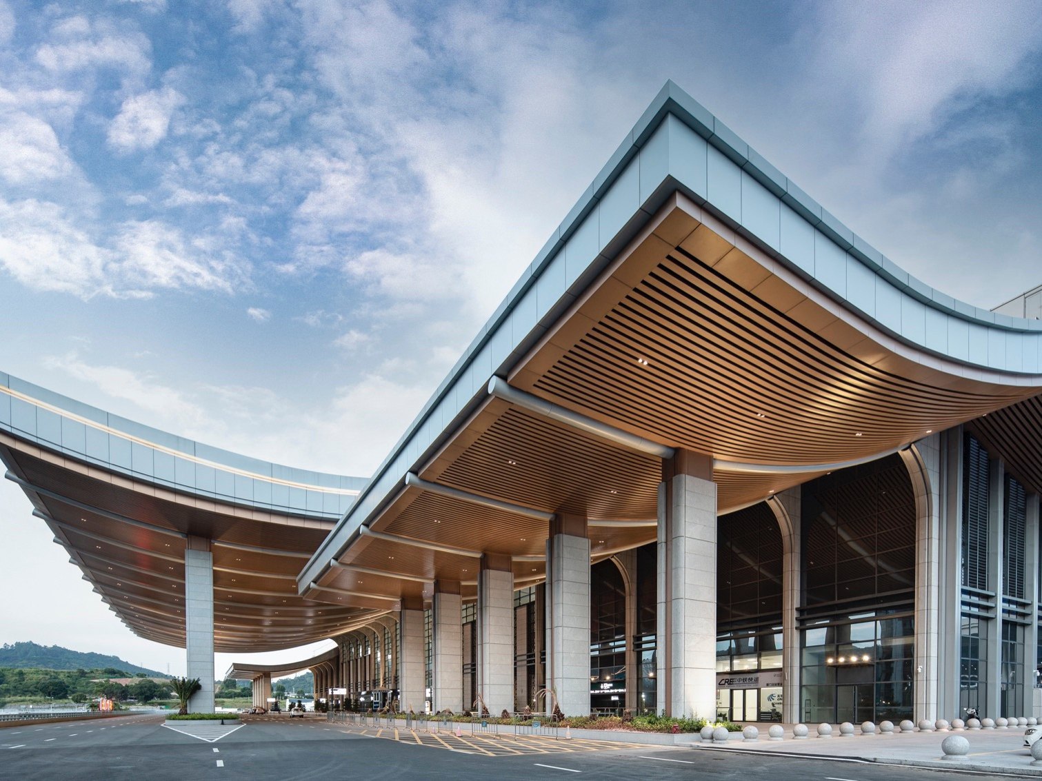 Large-span stainless steel station roof with continuous sweeping eaves