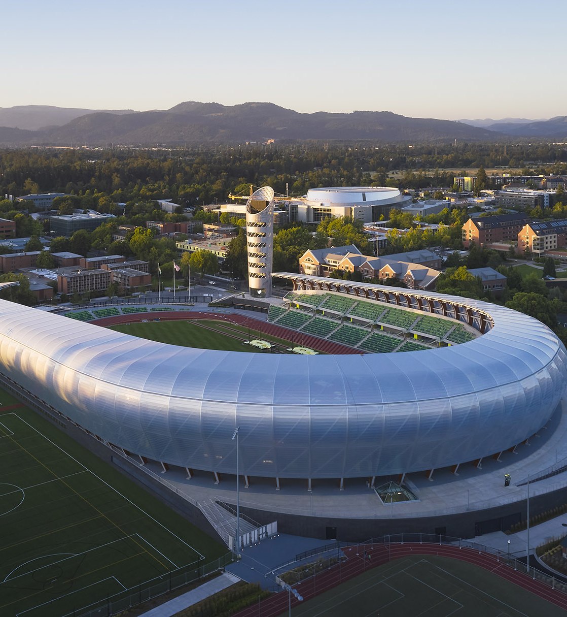 Continuous metal roof over a large-span sports stadium