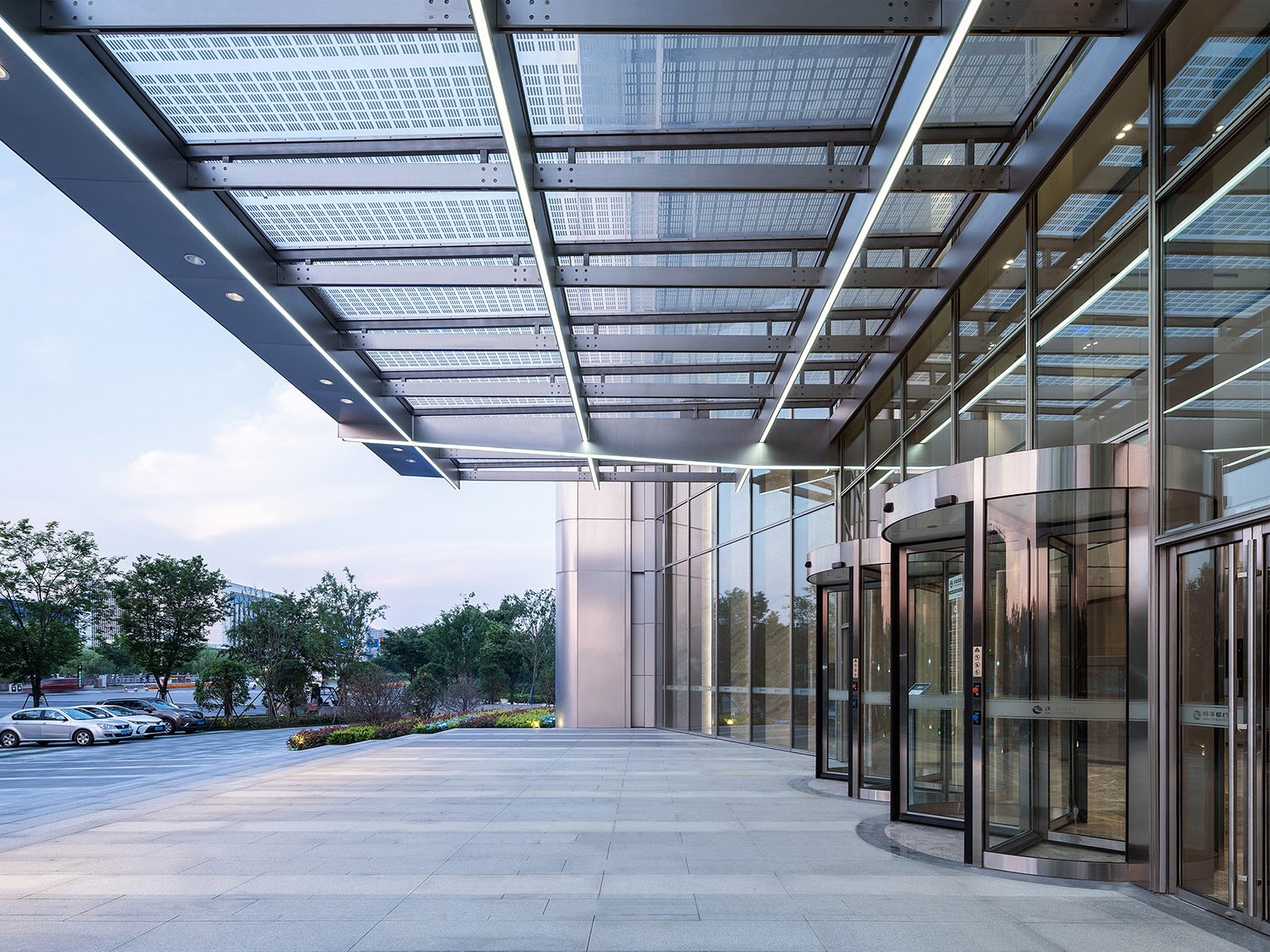Brushed stainless steel entrance cladding with controlled reflection
