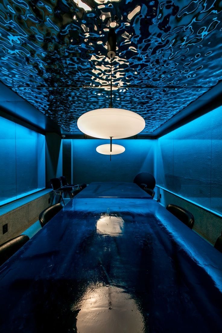 Mirror stainless steel ceiling extending the interior and amplifying surrounding geometry