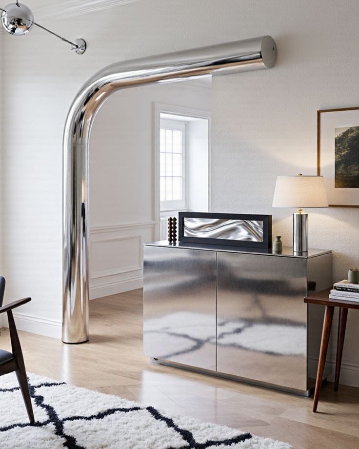 Curved mirror column carrying daylight as part of the material expression