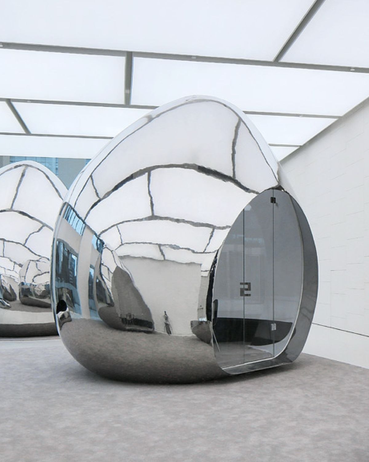 Mirror-polished sculptural form turning reflection into a continuously changing effect