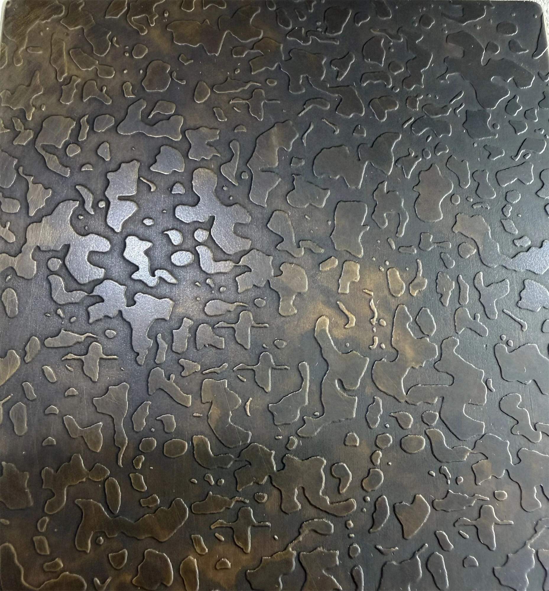 Etched stainless steel surface carrying a fine graphic pattern
