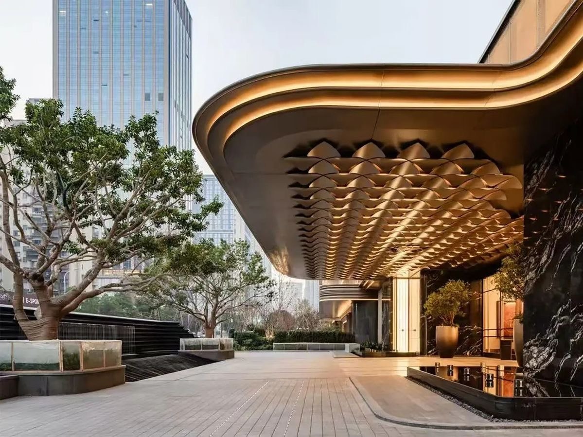 An entrance element with a warm material presence