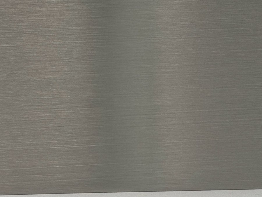 A brushed silver hairline stainless steel surface combined with nano anti-fingerprint treatment
