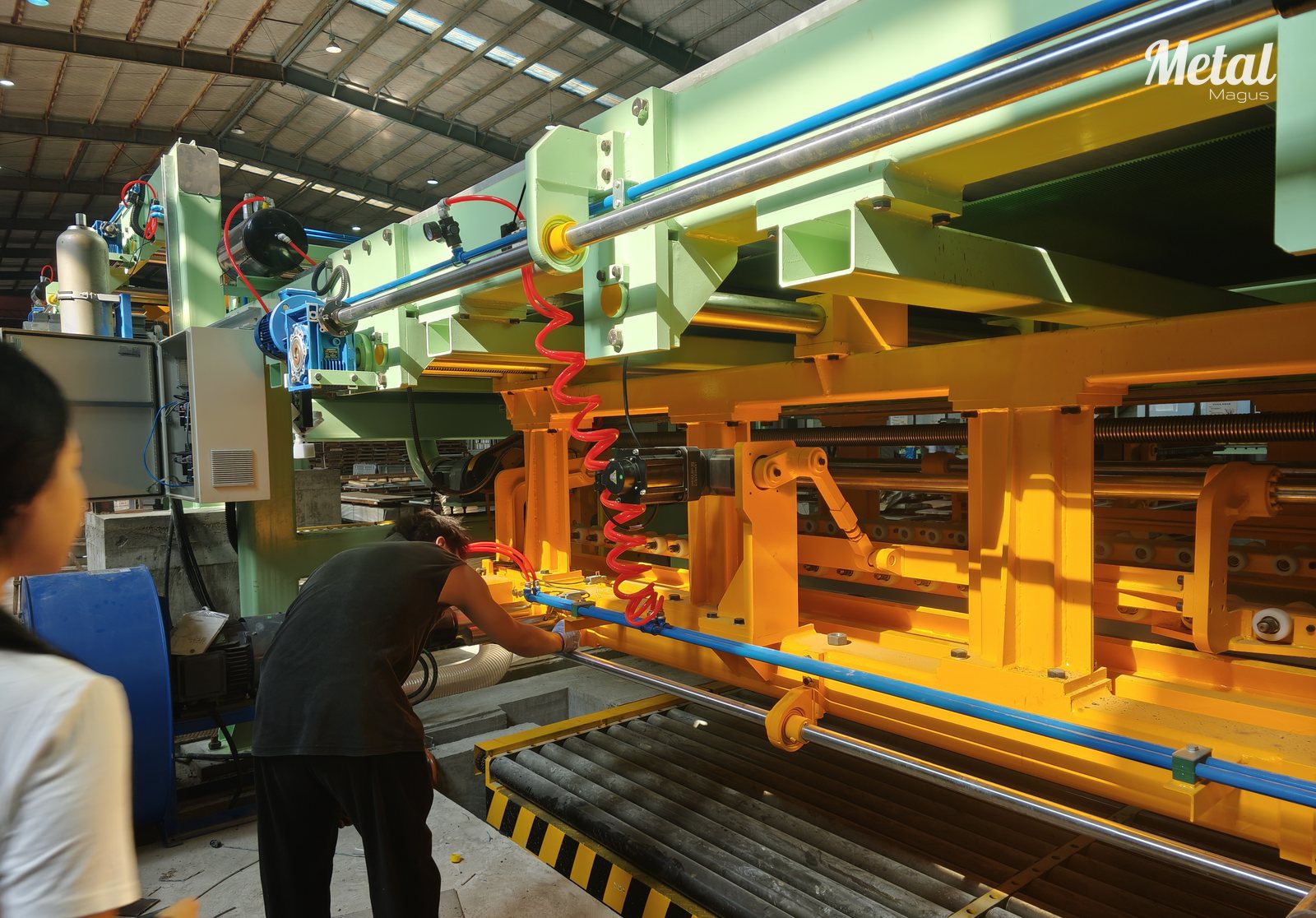 Operators at the flying shear cut-to-length line during production