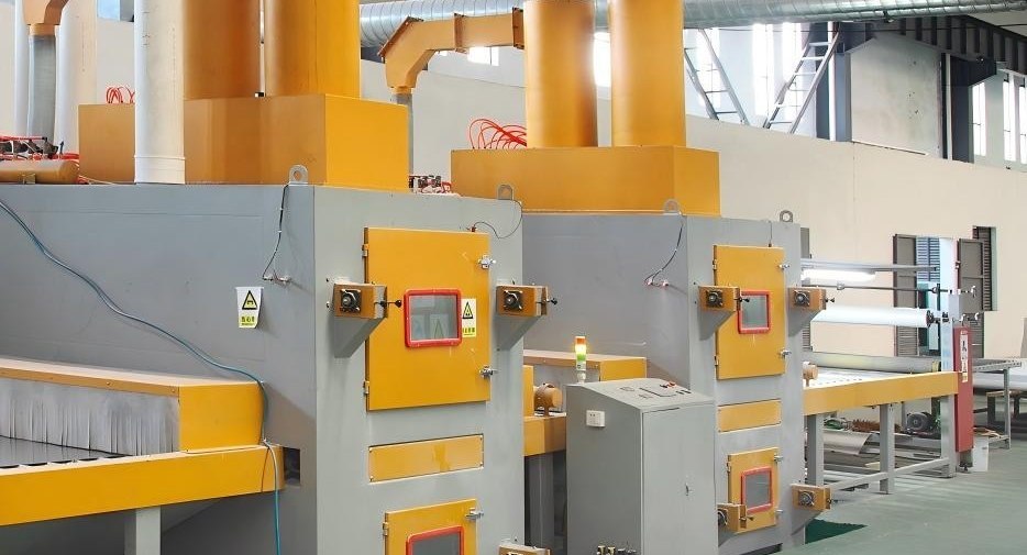 Enclosed sandblasting unit with dust extraction ducting for stainless steel sheet