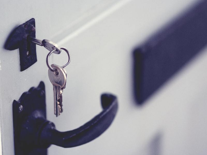 Door lock hardware showing the multi-point bolt engagement principle