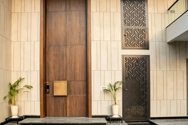 Custom Extra‑Tall Aluminium Pivot Doors Transform Villa Facade Aesthetics