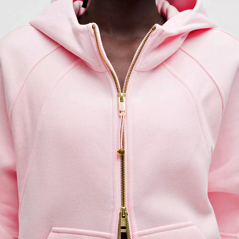 MCD007 kangaroo pocket and ribbed cuff detail