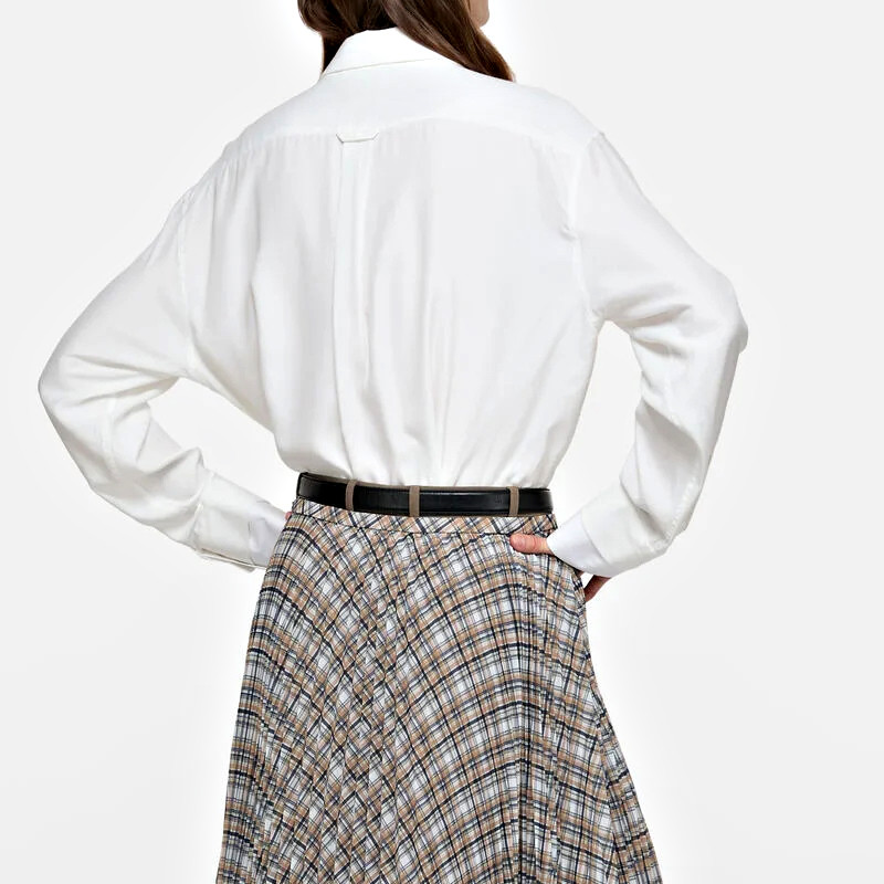 Two-piece front and double collar detail