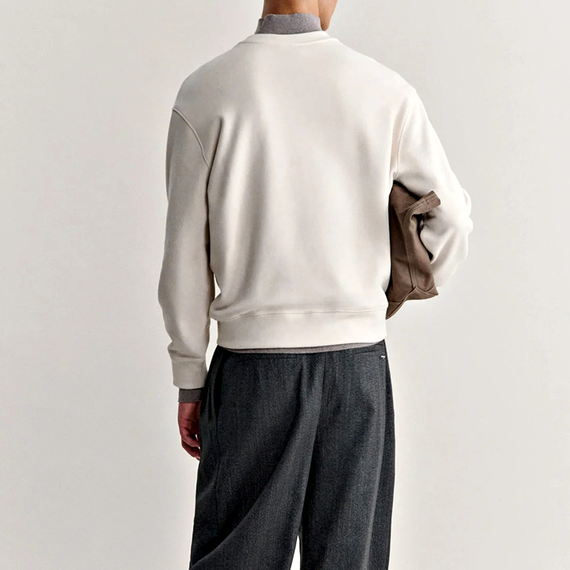 Flat crew neckline detail