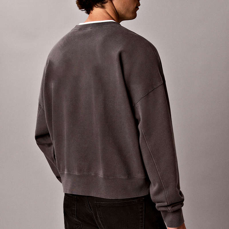 Drop shoulder seam and boxy fit detail