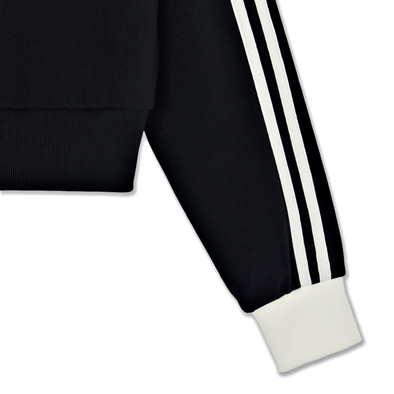Contrast rib collar and cuff alignment