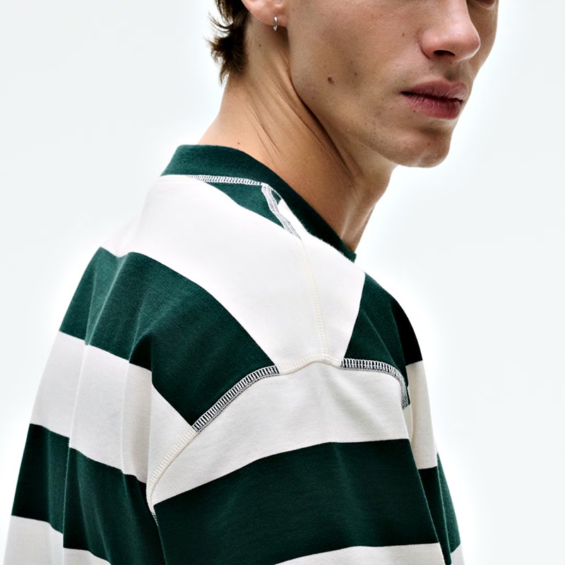 Oversized drop-shoulder fit and boxy straight body of the men's T-shirt