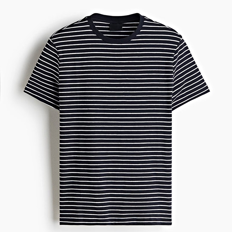 Straight hem and ribbed crewneck of slim fit tee