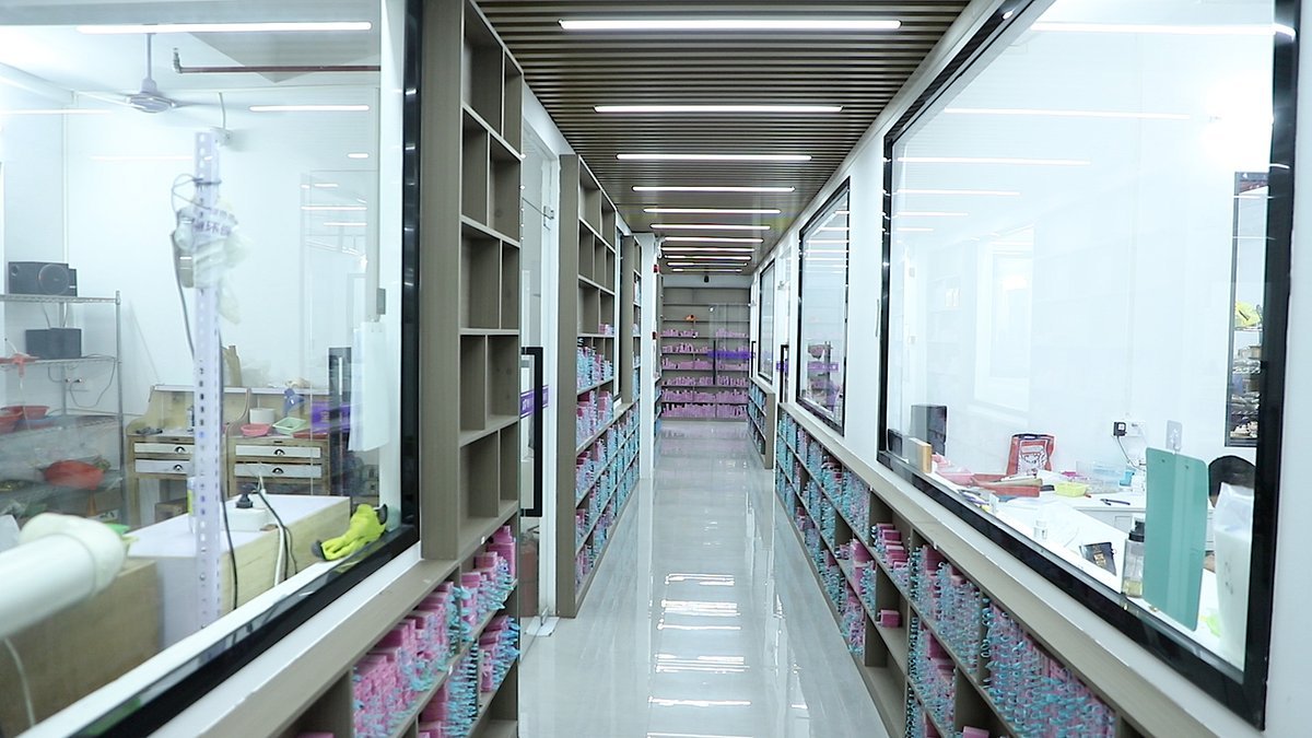 Hengdian Silver showroom where buyers review custom 925 silver samples